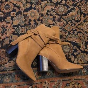 New W/O tags Banana Republic boots with ties